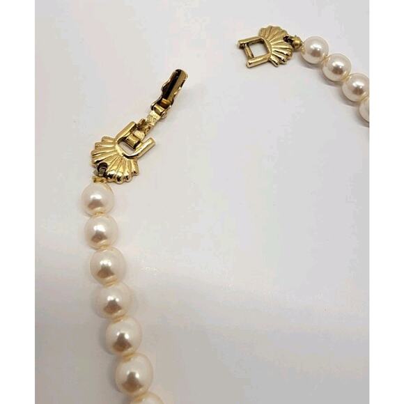 Vintage RICHELIEU Single Strand Faux Pearl Necklace w/Teardrop Estate‎ Find - Picture 9 of 11